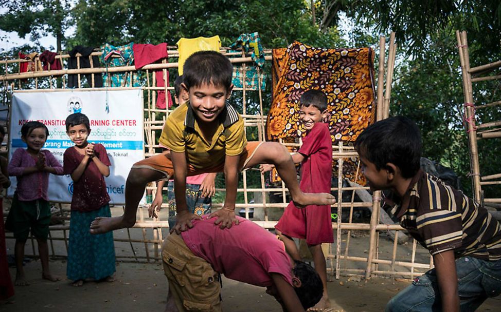 Jahresrückblick 2017: Rohingya-Kinder im Flüchtlingscamp beim Spielen