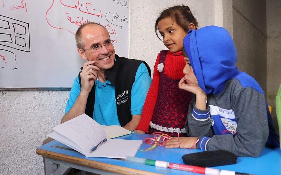 UNICEF Geschäftsführer Christian Schneider in einer Notunterkunft in Syrien.