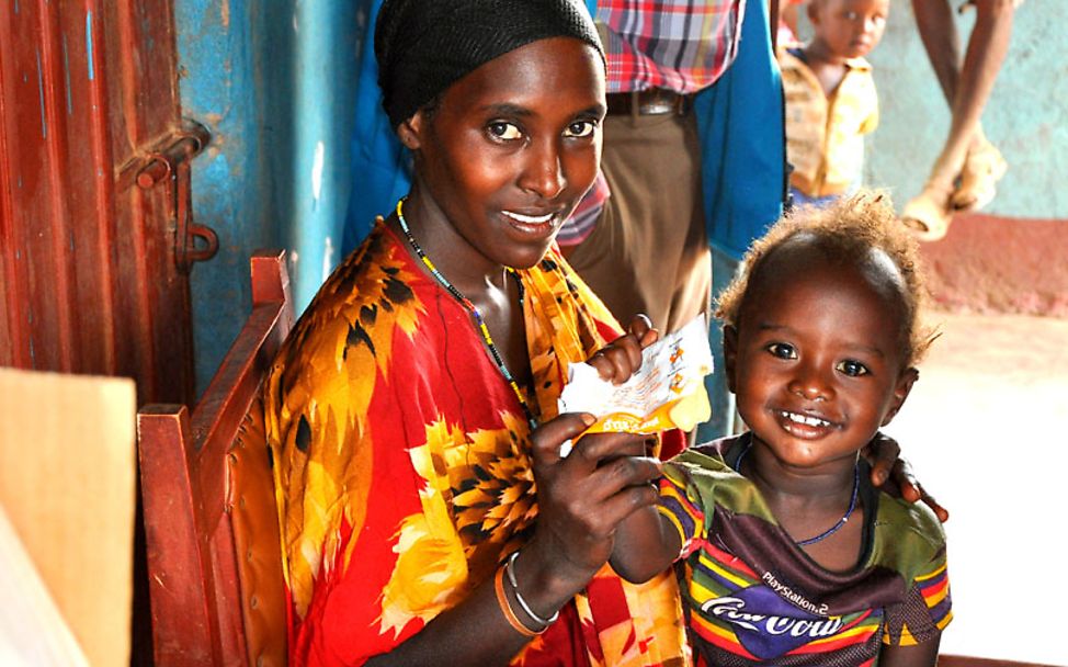 Jahresrückblick 2017: Dank nahrhafter Erdnusspaste kann dieses Kind in Kenia wieder lachen