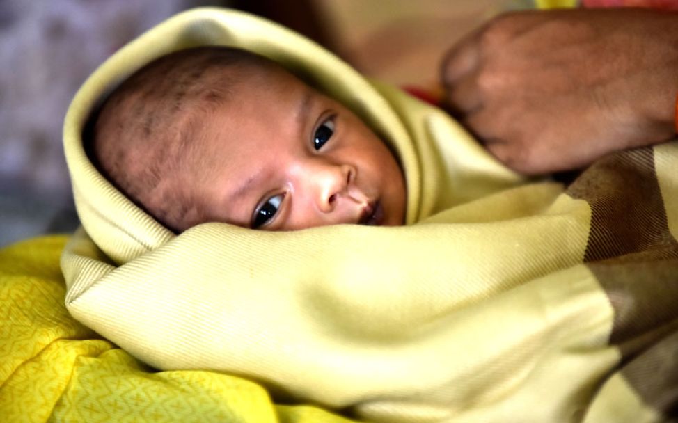 Dieses Baby hat in Indien das Licht der Welt erblickt.