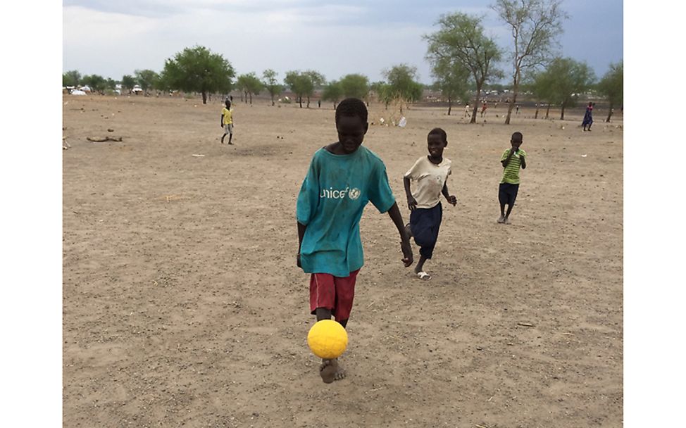 Südsudan: Die Kinder spielen Fußball und sind stundenlang beschäftigt
