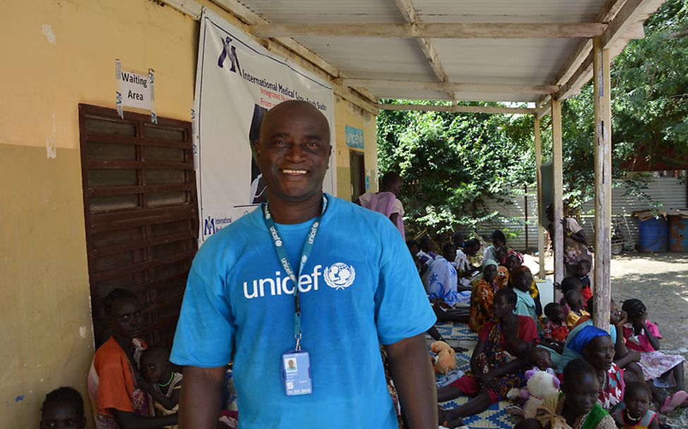 Südsudan: Michael beim Besuch einer von UNICEF unterstützten Gesundheitsstation