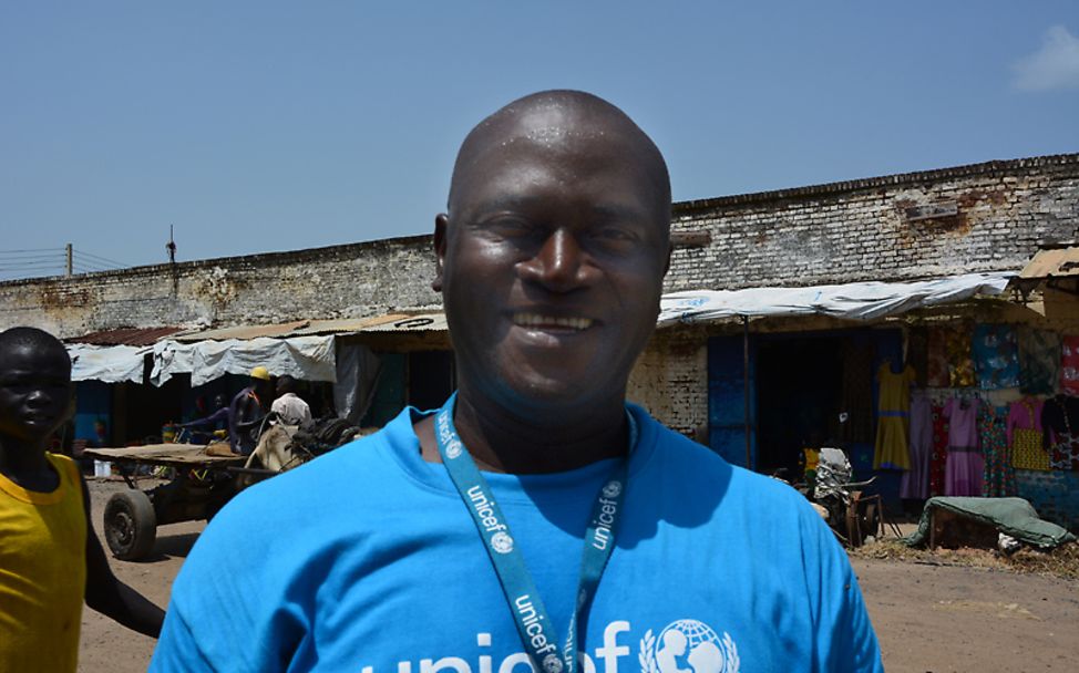 Südsudan: Michael lacht in die Kamera während er durch Malakal läuft