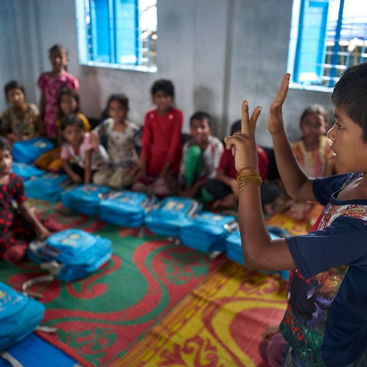 Richtig spenden: Schüler lernen Rechnen in einer Notschule für Rohingya-Flüchtlinge