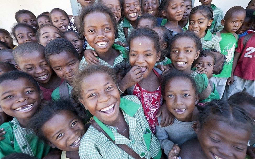 Lesen für UNICEF: Lachende Schüler in Madagaskar 