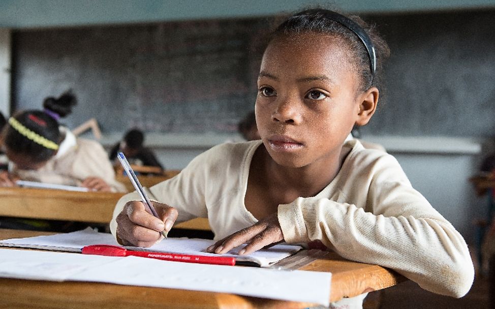 Lesen für UNICEF: Ein Mädchen schreibt im Unterricht mit
