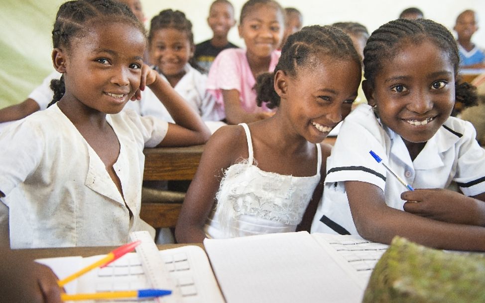 Lesen für UNICEF: Mädchen in Madagaskar beim Unterricht in einer Schule
