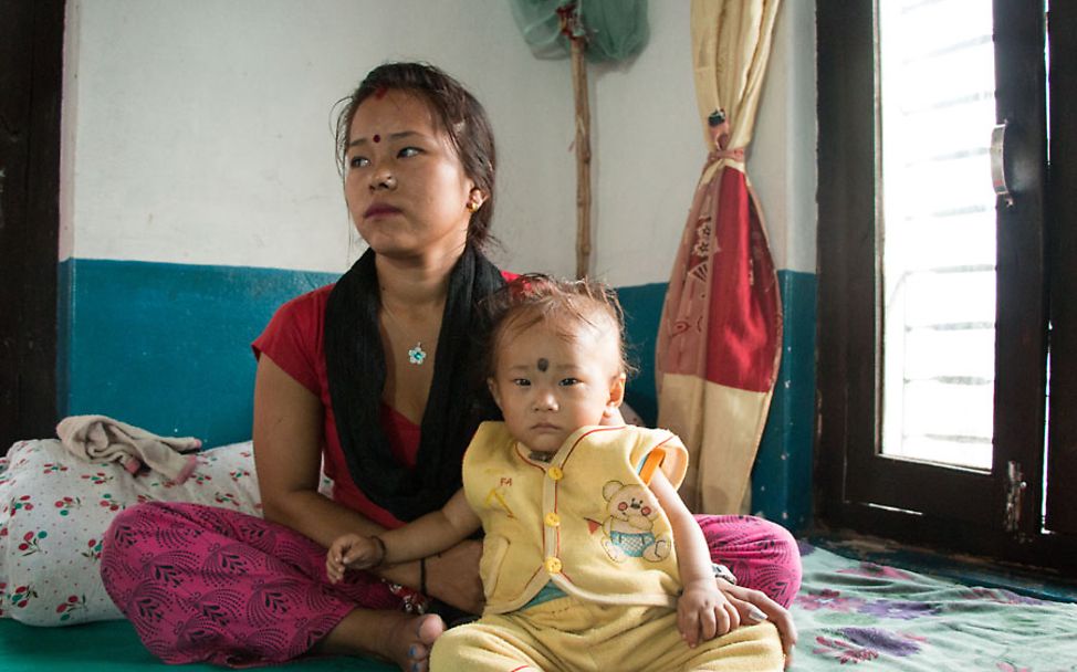 Nepal Projektreise: Choudhari mit seiner Mutter