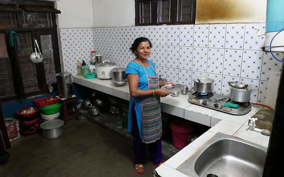 Nepal Projektreise: Köchin in der Lernküche der Ernährungsstation
