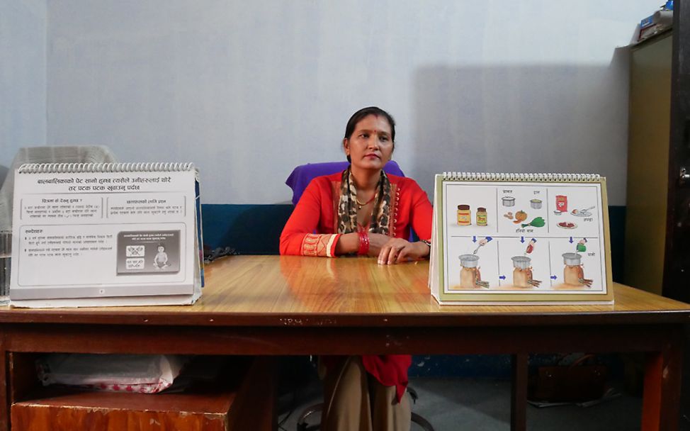 Nepal Projektreise: Stationsleiterin Geeta Bista in ihrem Büro