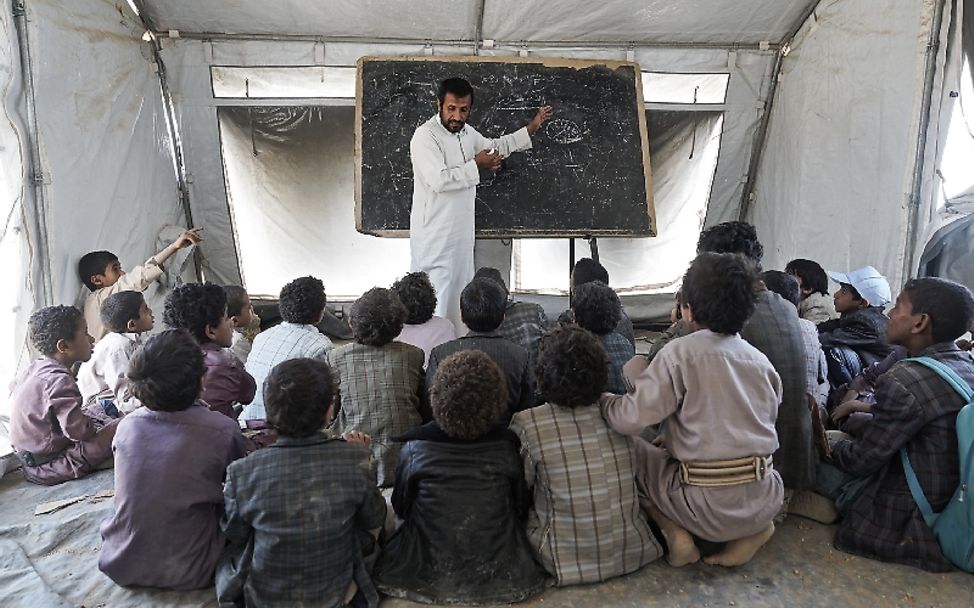 Jemen: In einem UNICEF Zelt findet wieder Unterricht statt