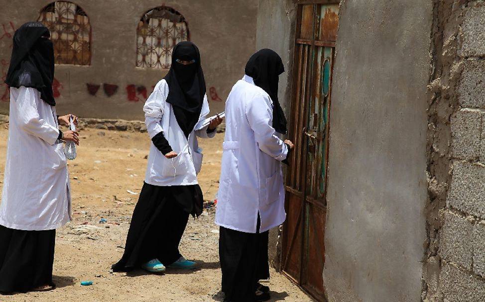 Jemen: Freiwillige stehen vor einer Tür und informieren über Cholera