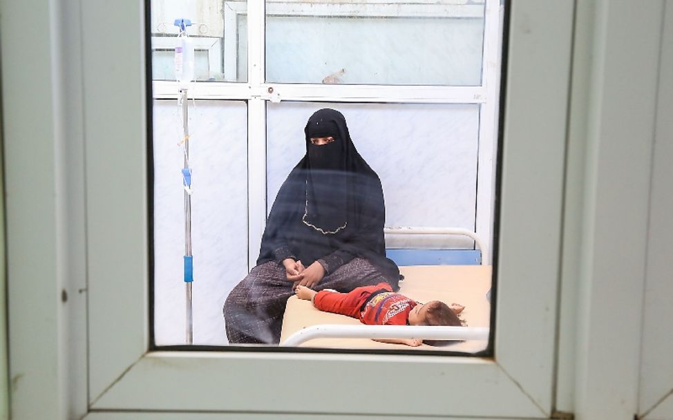 Jemen: Eine Mutter wartet zusammen mit ihrem Kind im Krankenhaus