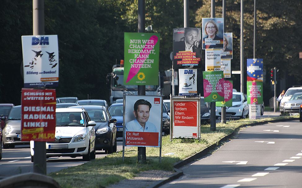 Ende Koalitionsverhandlungen: Straße mit Wahlplakaten der Parteien zur Bundestagswahl 2017