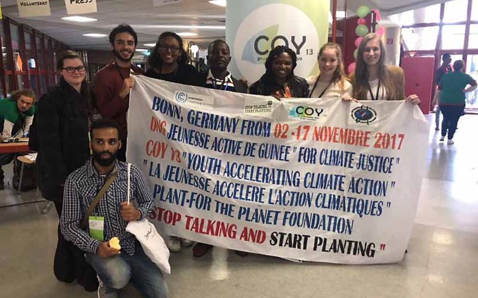 Wählerisch: Jugendliche mit einem Plakat beim Klimagipfel für Jugendliche