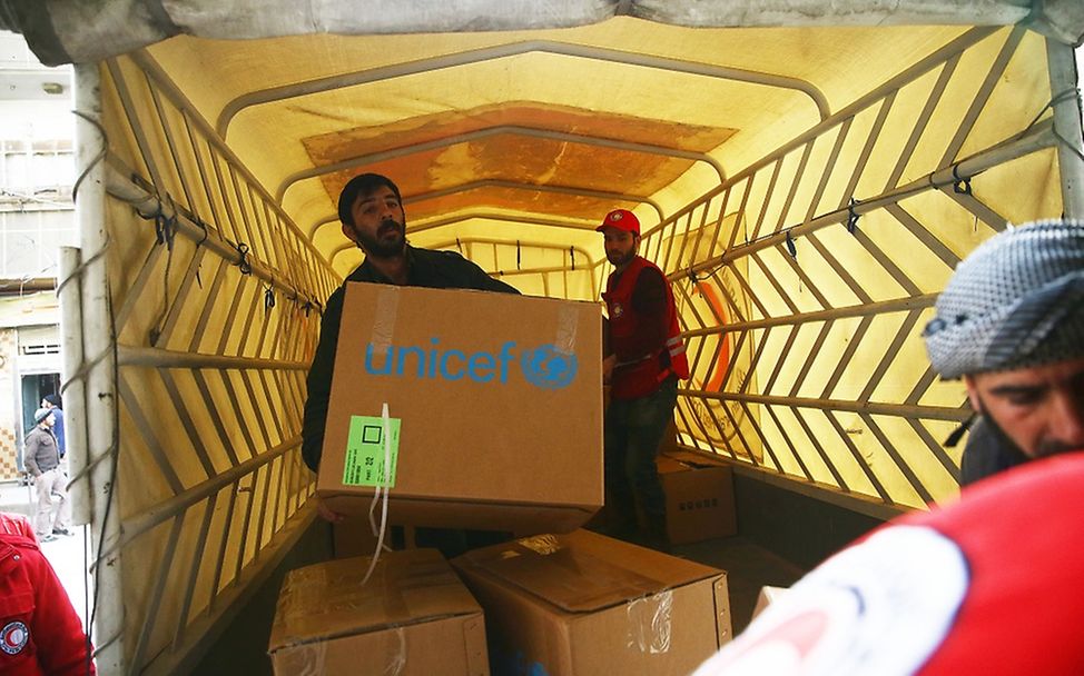 Hilfskonvoi in Syrien: UNICEF-Hilfsgüter werden in Ost-Ghouta ausgeladen.