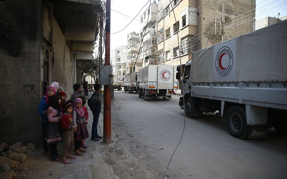 Hilfskonvoi in Syrien: Laster erreichen Duma in Ost-Ghouta.