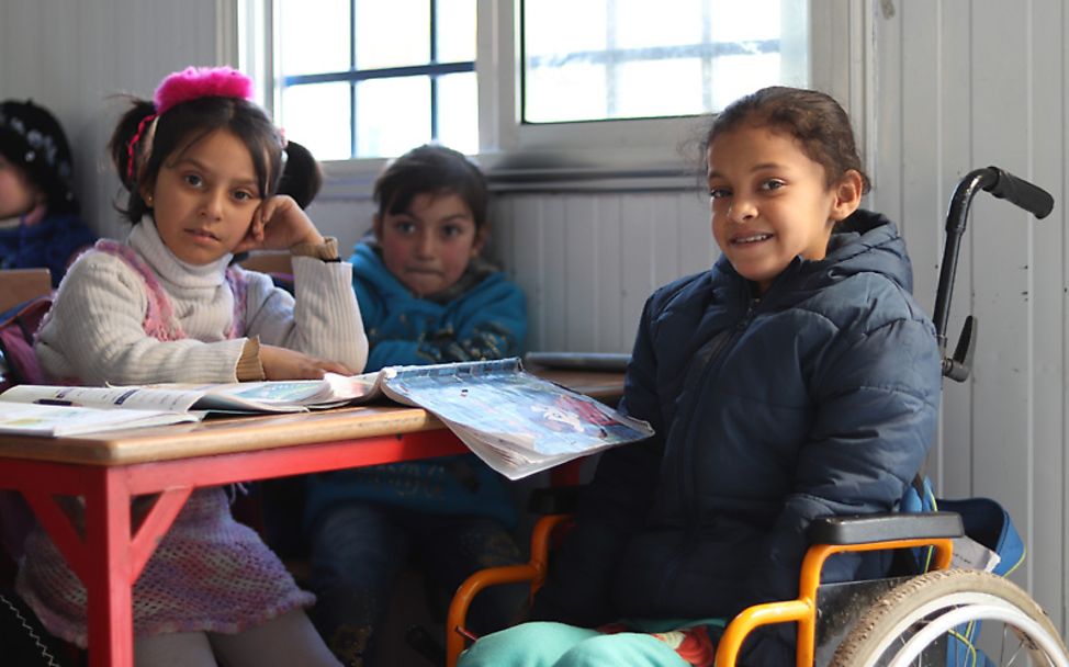 Sieben Jahre Syrien-Krieg: Hanaa (8) mit Schulkameradinnen in der Notschule