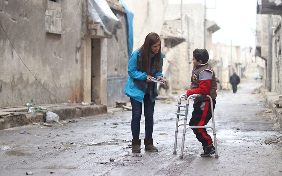 Aleppo: Basma spricht mit einem verletzten Kind