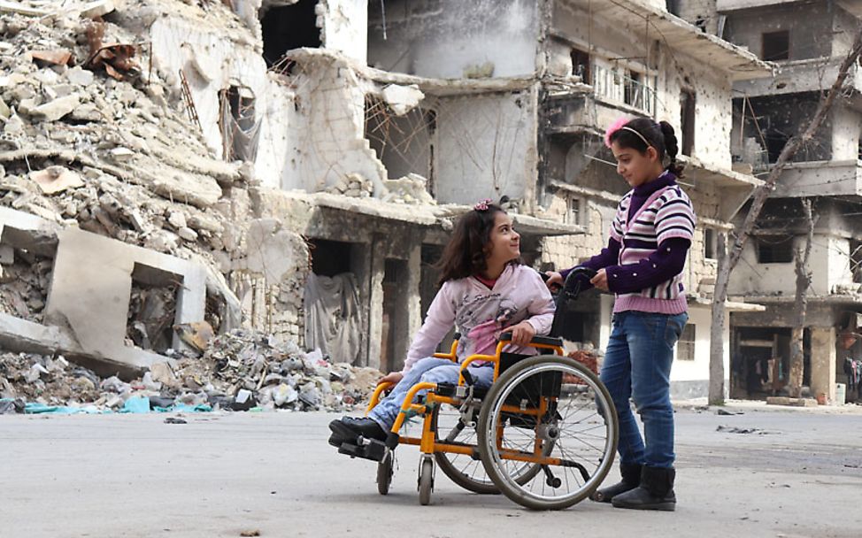 Aleppo: Rama sitzt im Rollstuhl, seitdem eine Bombe ihr die Fähigkeit zu Laufen nahm