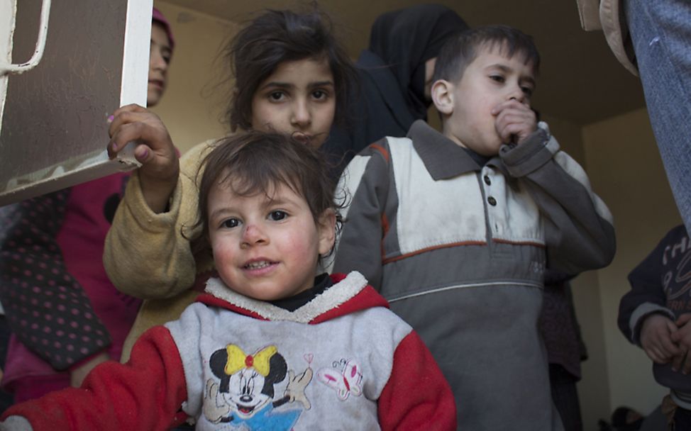 Syrien: Drei Kinder sind erschöpft von der Flucht