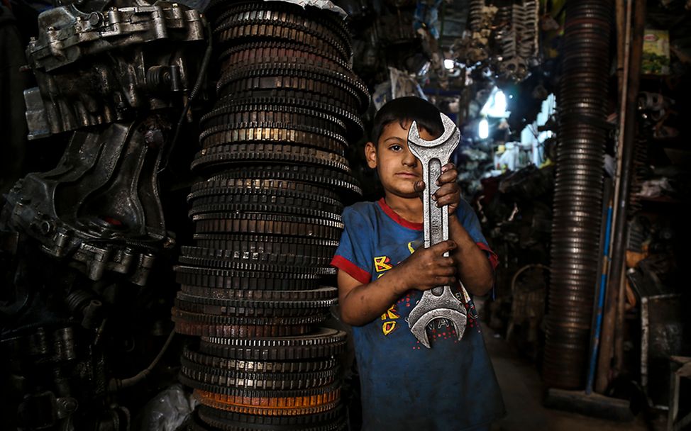 Mustafa (7) arbeitet mit seinem Vater gemeinsam in einer Werkstatt in Bagdad im Irak.
