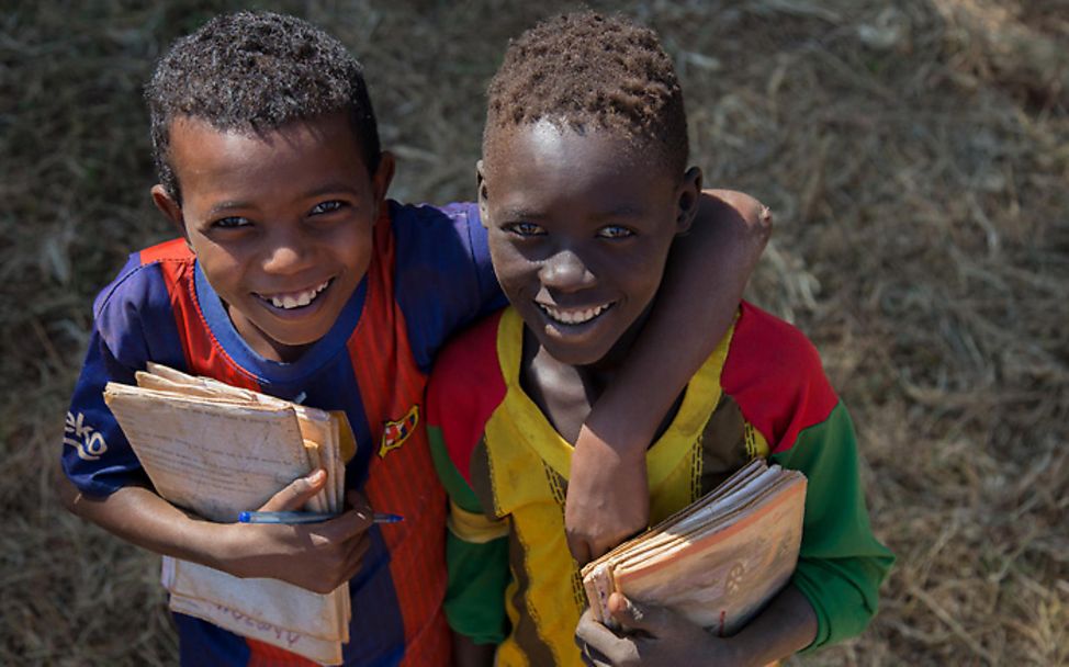 Äthiopien: zwei befreundete Jungen dürfen zur Schule gehen