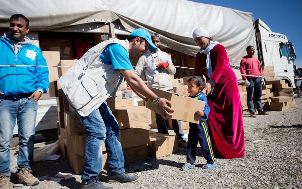 Syrien Spenden Nothilfe: UNICEF-Helfer verteilen Hilfspakete an vor dem Krieg in den Irak Geflüchtete. 