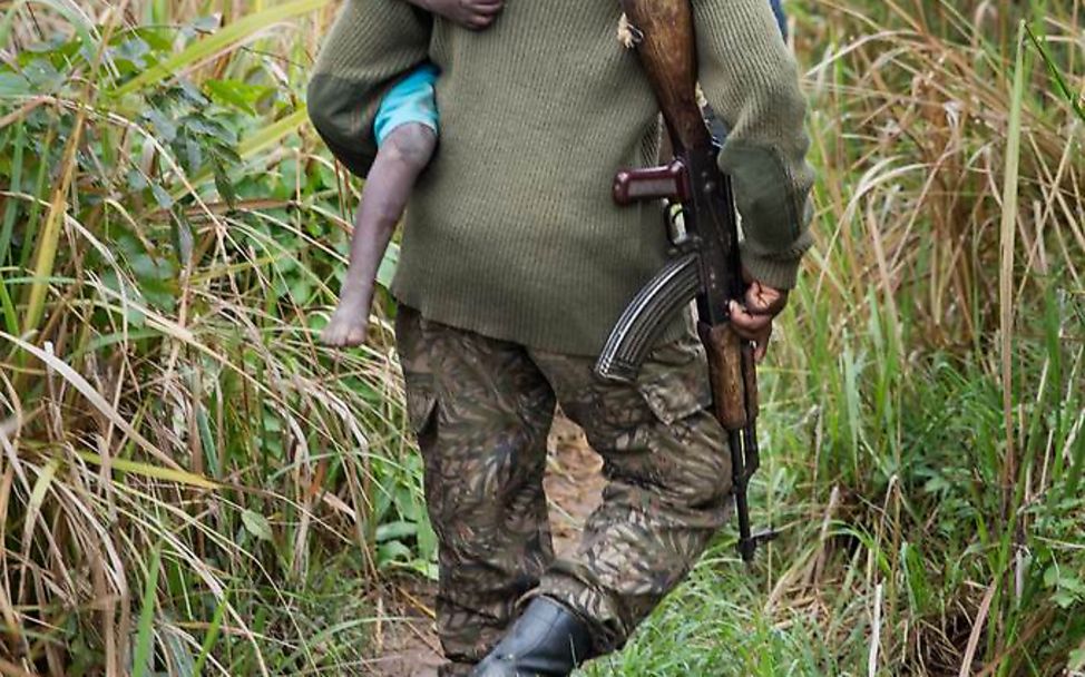 Freund oder Entführer? Ein Soldat trägt einen kleinen Jungen in der Nähe von Kalemie. © Gabriel Vockel