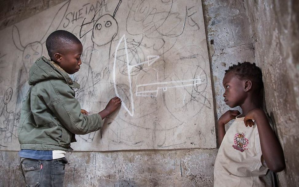 Seti, 14, und seine achtjährige Schwester Aimé in einer verlassenen Schule. 