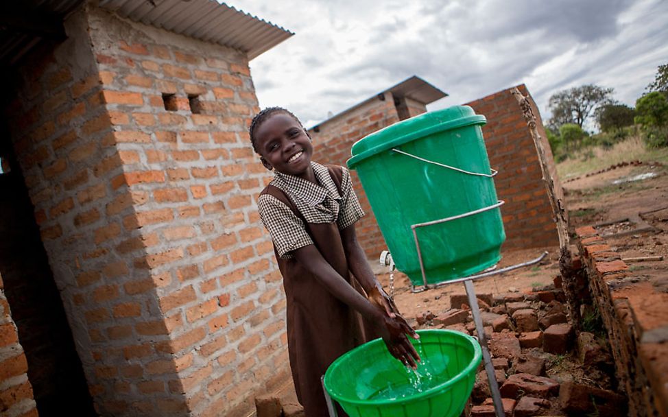 Weltwassertag 2018: Eine Schülerin aus Sambia wäscht ihre Hände