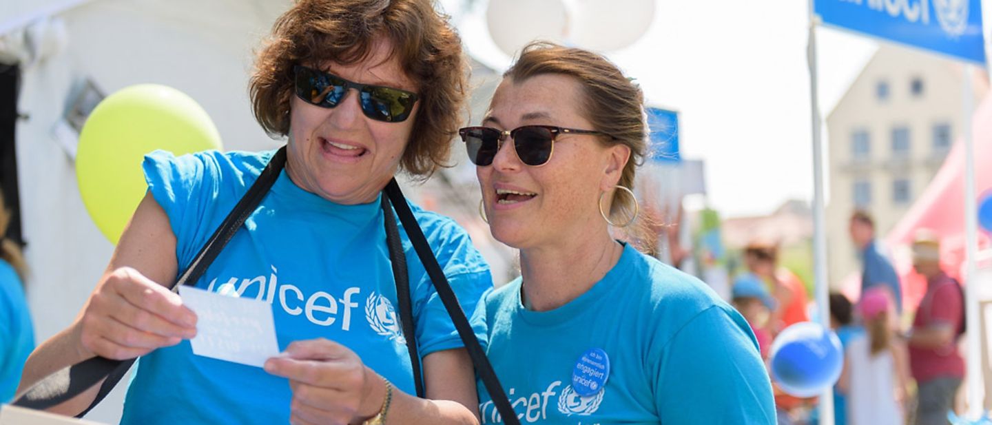 Ehrenamtliches Engagement für UNICEF: UNICEF-Ehrenamtliche bei einer Aktion