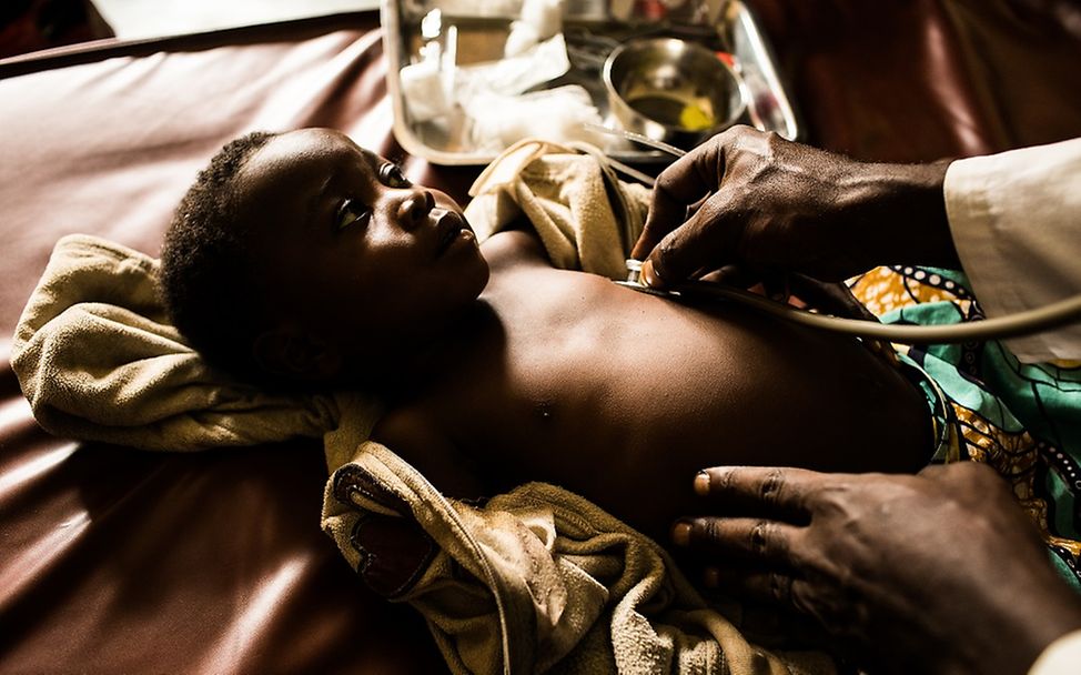 Kongo: Der mangelernährte Mbuyi wird von Ärzten in Kasai untersucht.