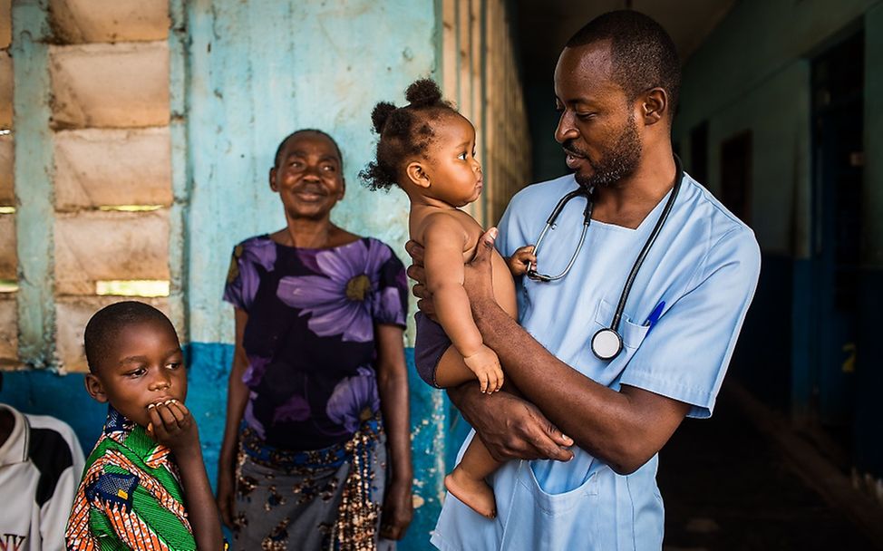 Kongo: Dr. Elvis Badianga Kumbu und seine junge Patientin