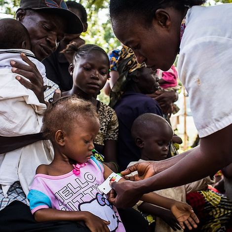 Kongo: Ein Kind wird auf Mangelernährung untersucht.