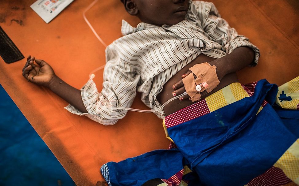Kongo: Junge mit Tropf zur Behandlung von Cholera