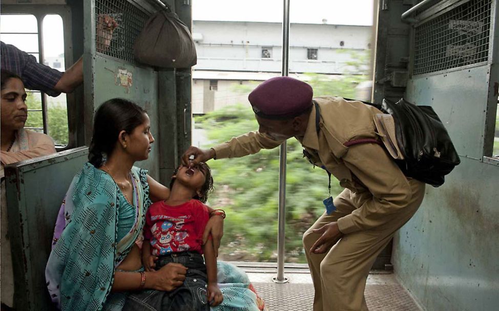 Indien: Aush wird im fahrenden Zug gegen Polio geimpft