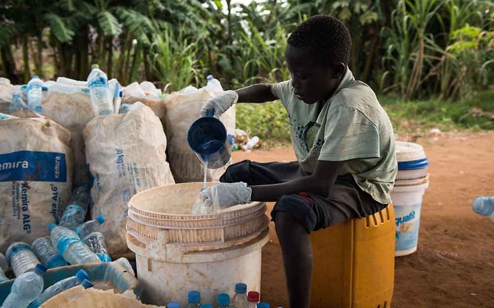 Francis ist 13 Jahre alt und arbeitet jeden Morgen an den Wasserpump-Stationen | © UNICEF/Hatcher-Moore  