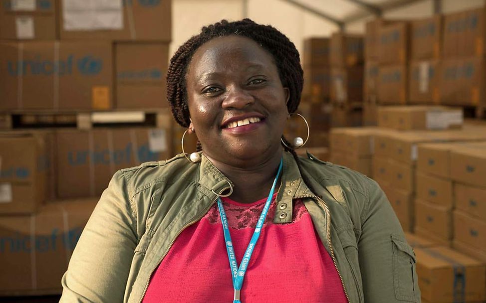 UNICEF-Mitarbeiterin Patricia Mugenyi kümmert sich um die Logistik im Camp. 