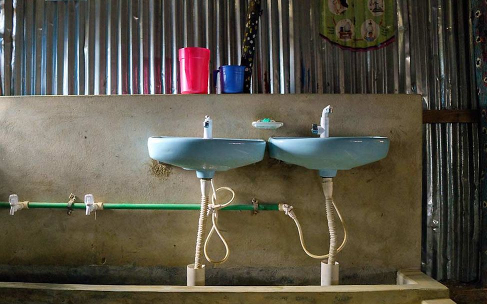 UNICEF richtet in den Camps einfache Waschräume und Toilettenanlagen ein. 