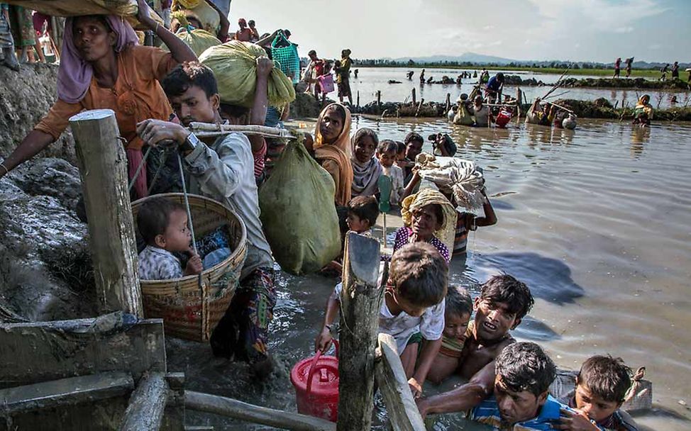 Rohingya überqueren bei der Flucht aus ihrer Heimat Myanmar einen Fluss.  