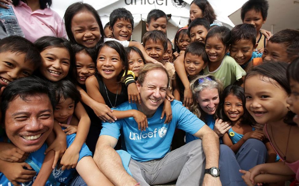 UNICEF-Mitarbeiter mit Kindern aus Tacloban