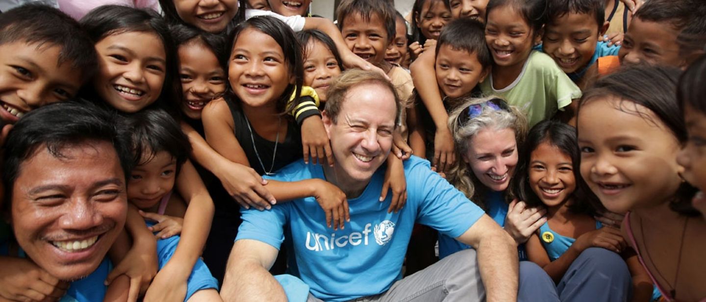 UNICEF-Mitarbeiter mit Kindern aus Tacloban