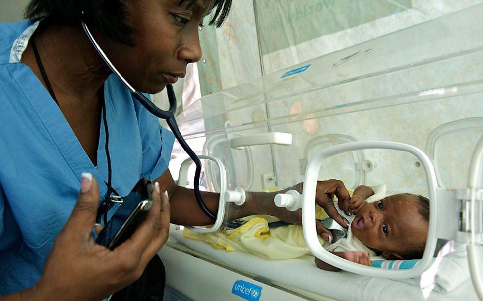 Haiti Erdbeben: UNICEF-Helfer kümmern sich um Neugeborene