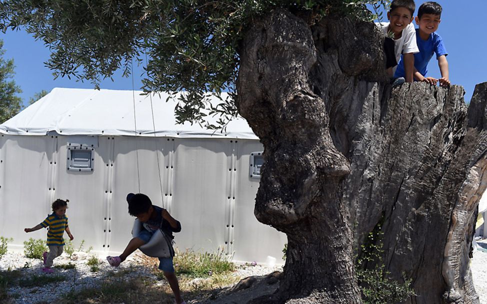 Kinder spielen in dem Containerlager Kara Tepe auf Lesbos.
