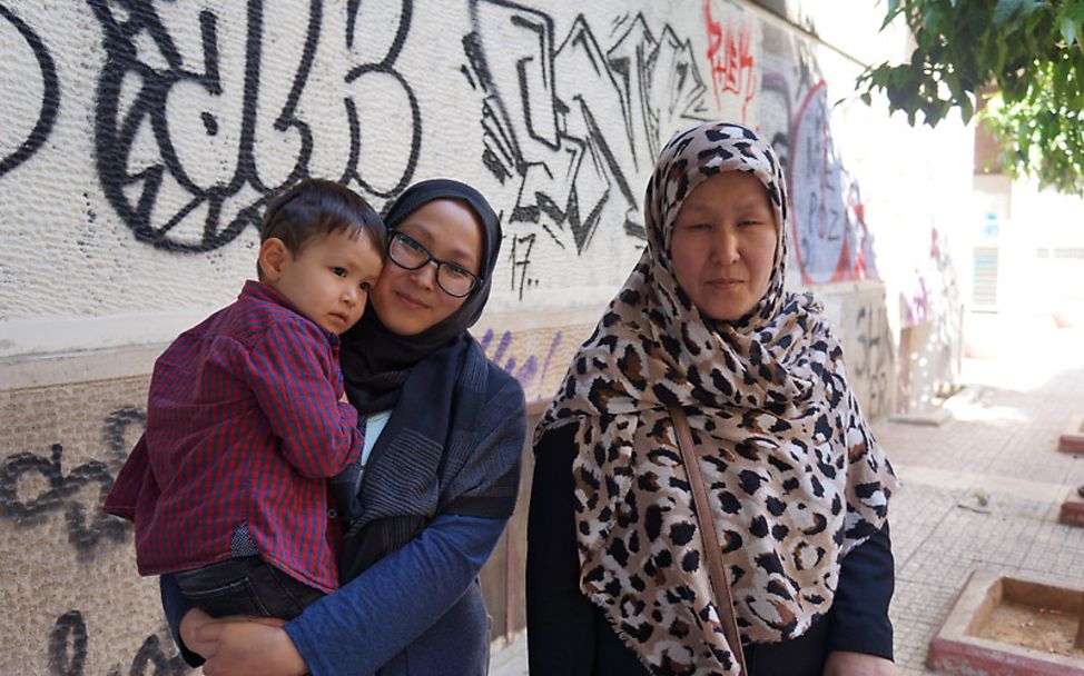 Zahra, ihre Tochter und ihr Enkel warten auf eine Weiterreise nach Deutschland.