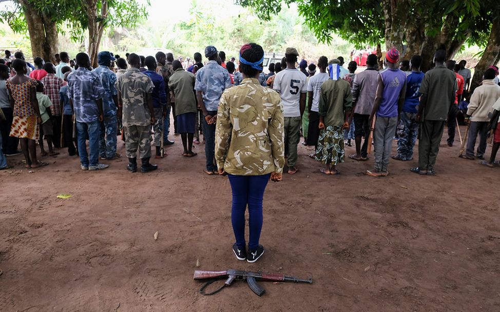 Kindersoldaten Südsudan: Kinder kehren Waffen den Rücken zu.