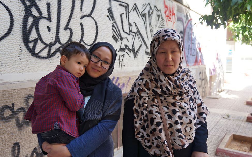 Zahra (rechts) aus Afghanistan hofft bald zu ihrer Tochter in Deutschland weiterreisen zu können.