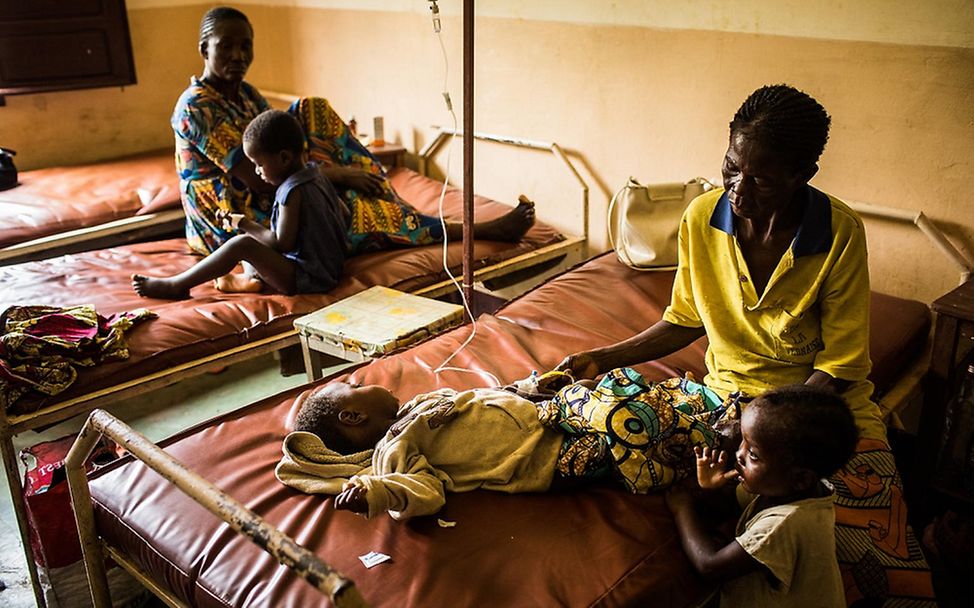 Kasai, Kongo: Der mangelernährte Mbuyi wird in einer Klinik behandelt.