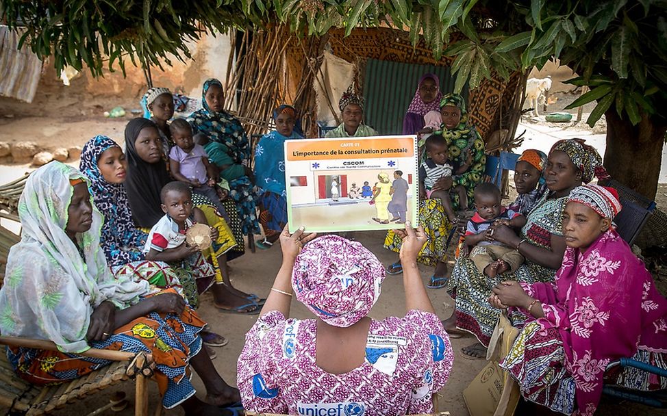 Muttertag: Fatoumata unterrichtet die Frauen im Dorf.